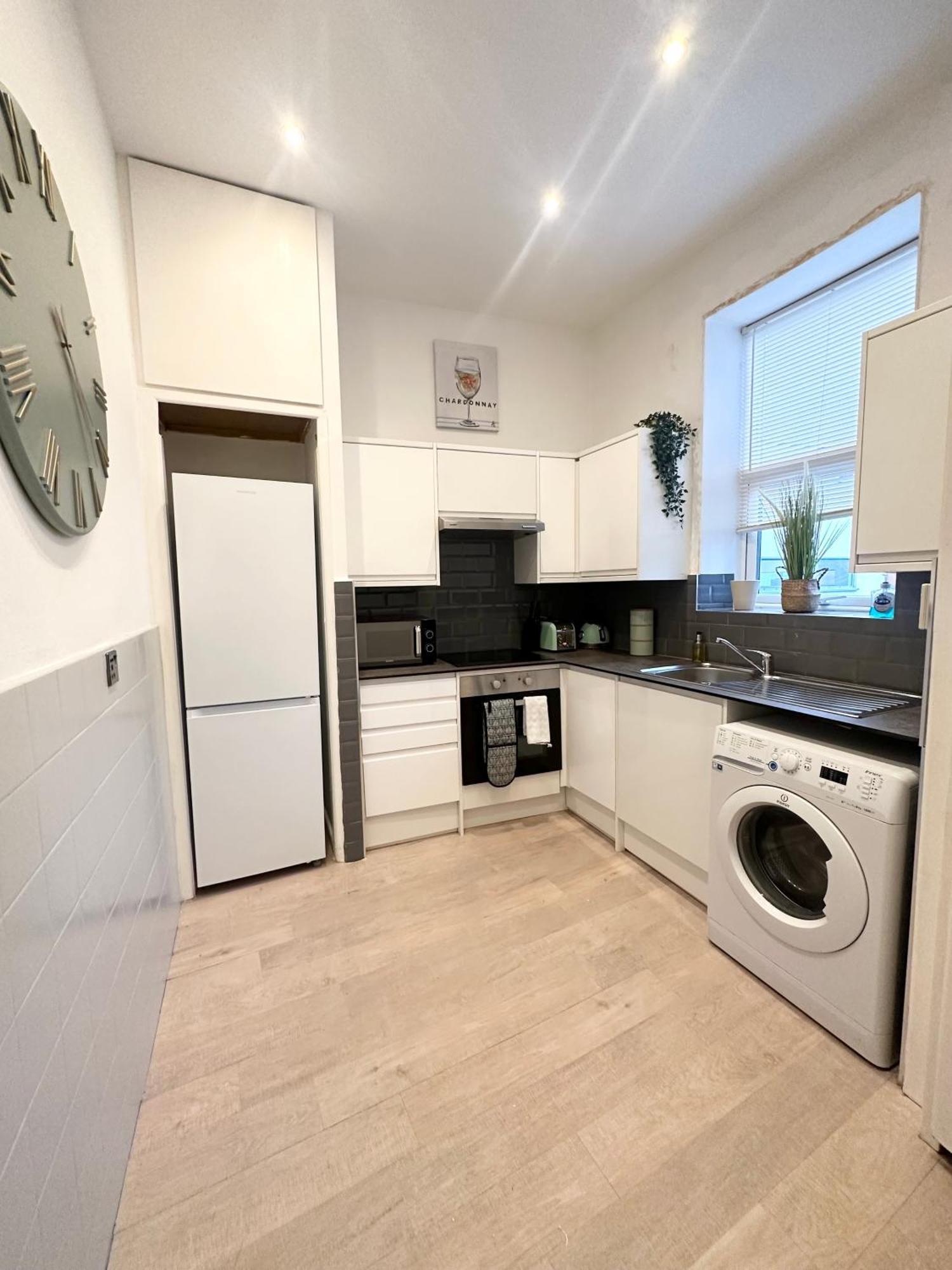 The City Surfer Apartment - By Coastline Retreats - Parking Included - Sleeps 5 - City Centre Bournemouth Exterior photo